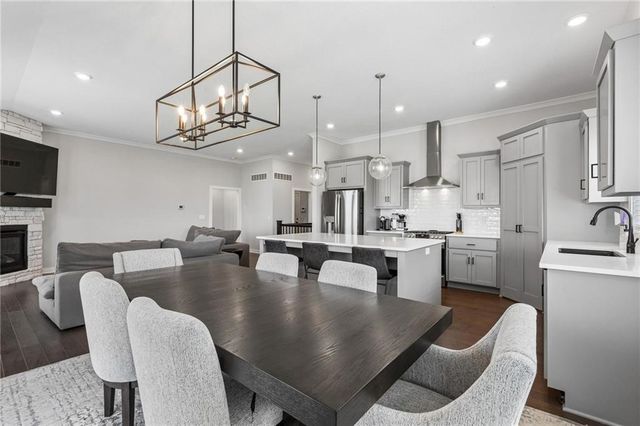 3212 SW Arbor Tree Drive, Lee's Summit, MO 64082