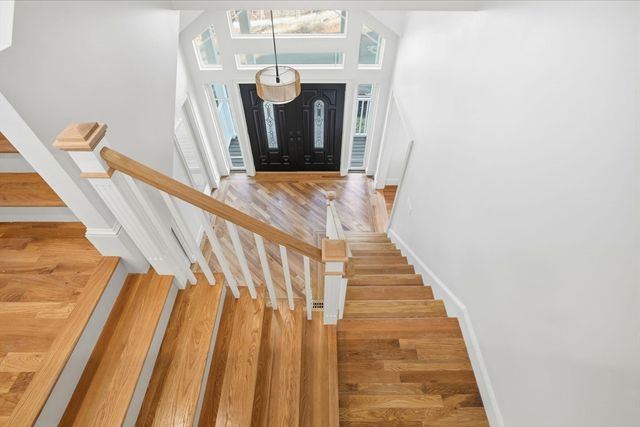 9 Lovis Ave, Wakefield, MA 01880