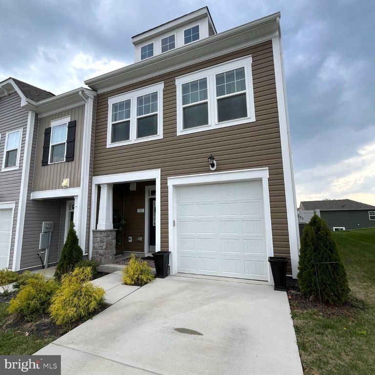 107 CLIFTON MNR, Falling Waters, WV 25419