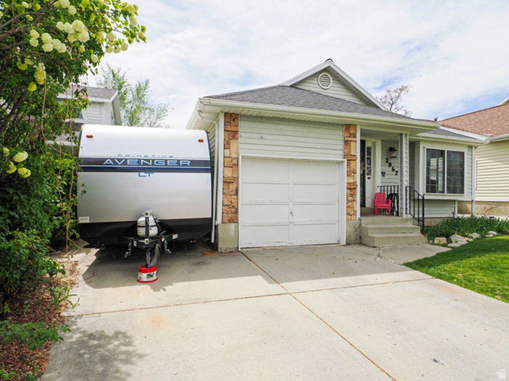 Image 3 of property listing at 3067 W GREAT PASTURE RD, West Jordan, UT 84088