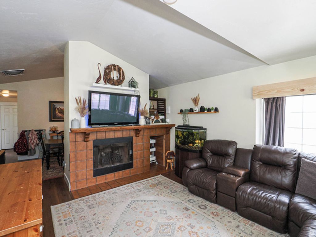 Image 9 of property listing at 3067 W GREAT PASTURE RD, West Jordan, UT 84088