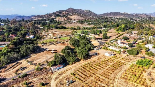2864 Live Oak Park, Fallbrook, CA 92028