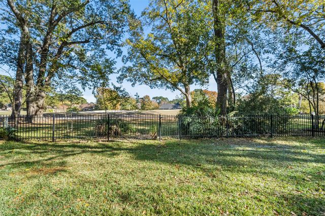 205 Springs Edge Drive, Montgomery, TX 77356