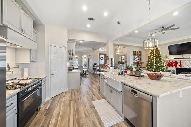 205 Springs Edge Drive, Montgomery, TX 77356