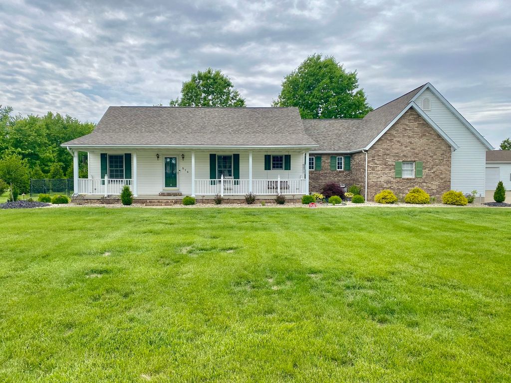 Image 1 of property listing at 514 Country Club Road, Centralia, IL 62801