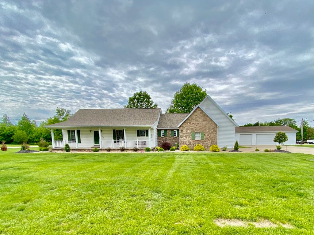 Image 2 of property listing at 514 Country Club Road, Centralia, IL 62801