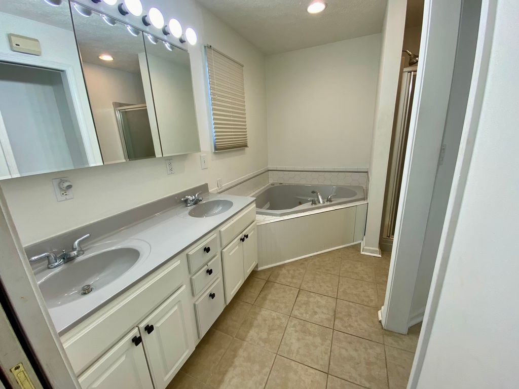 Image 11 of property listing at 514 Country Club Road, Centralia, IL 62801