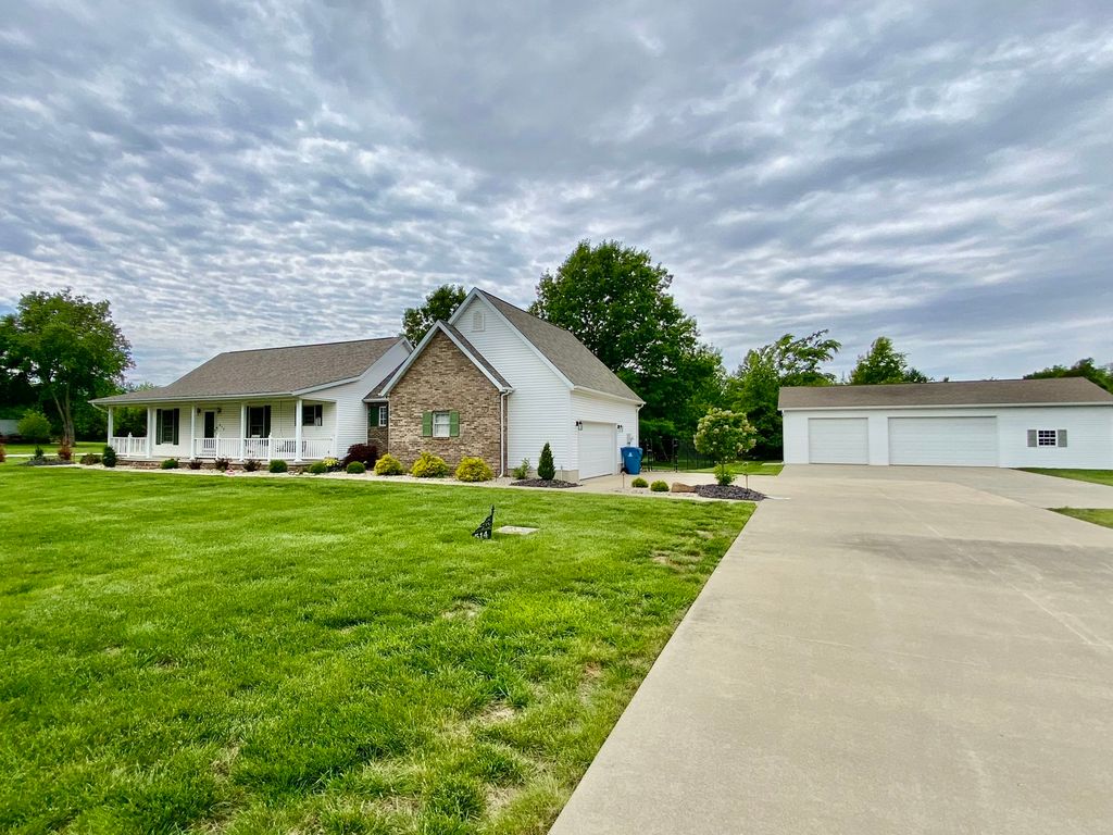 Image 3 of property listing at 514 Country Club Road, Centralia, IL 62801