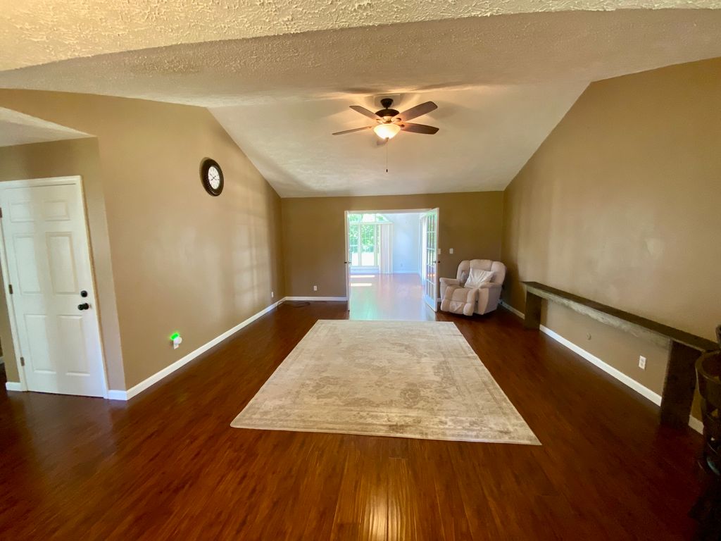 Image 6 of property listing at 514 Country Club Road, Centralia, IL 62801