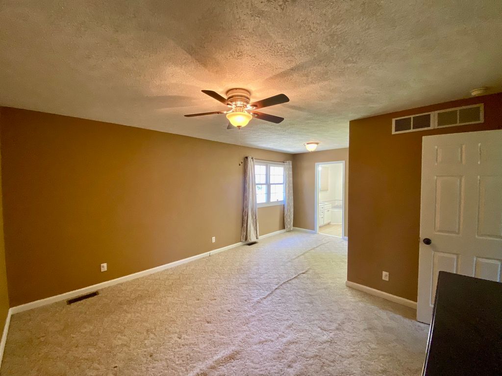 Image 10 of property listing at 514 Country Club Road, Centralia, IL 62801