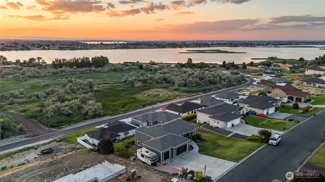 446 SE Viewmont Drive, Moses Lake, WA 98837