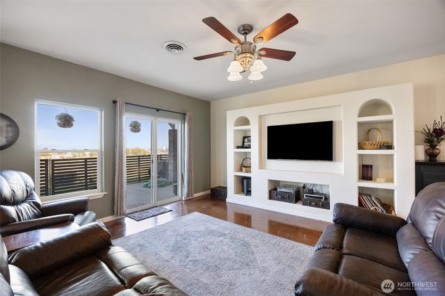 446 SE Viewmont Drive, Moses Lake, WA 98837