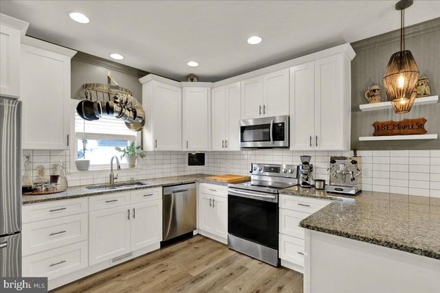 18 E MAPLE ST, Cleona, PA 17042