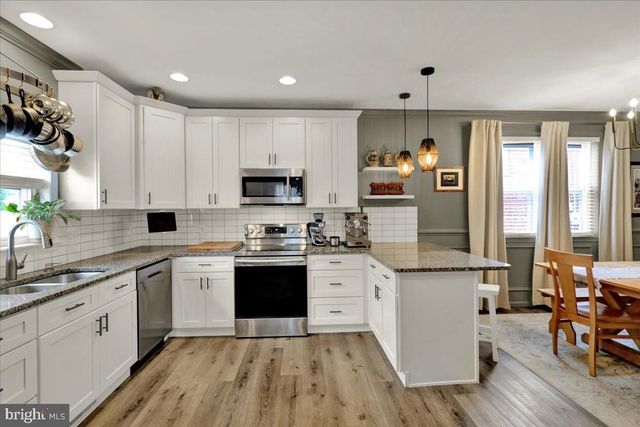 18 E MAPLE ST, Cleona, PA 17042