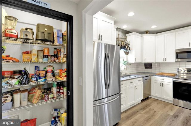 18 E MAPLE ST, Cleona, PA 17042