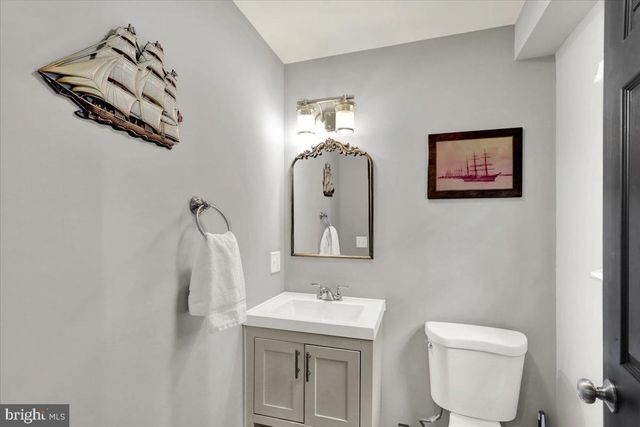 18 E MAPLE ST, Cleona, PA 17042