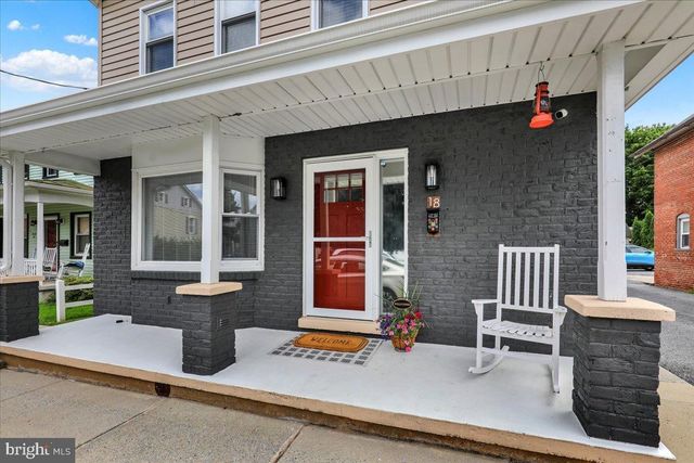 18 E MAPLE ST, Cleona, PA 17042