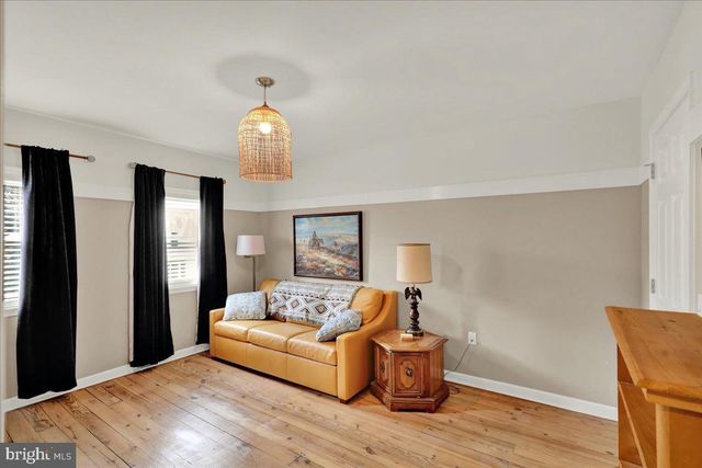 18 E MAPLE ST, Cleona, PA 17042
