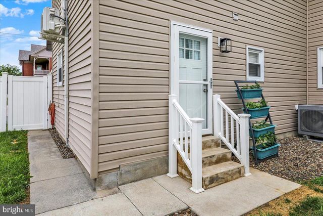 18 E MAPLE ST, Cleona, PA 17042