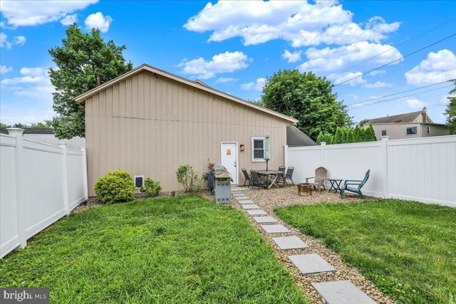 18 E MAPLE ST, Cleona, PA 17042