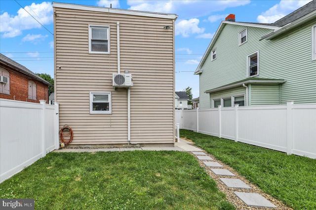 18 E MAPLE ST, Cleona, PA 17042