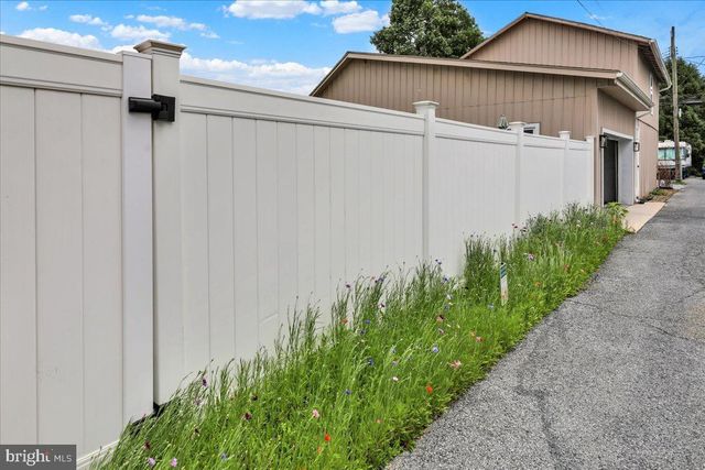 18 E MAPLE ST, Cleona, PA 17042