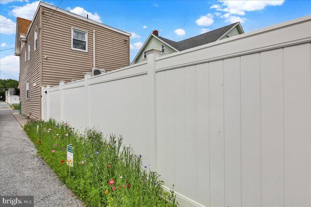 18 E MAPLE ST, Cleona, PA 17042