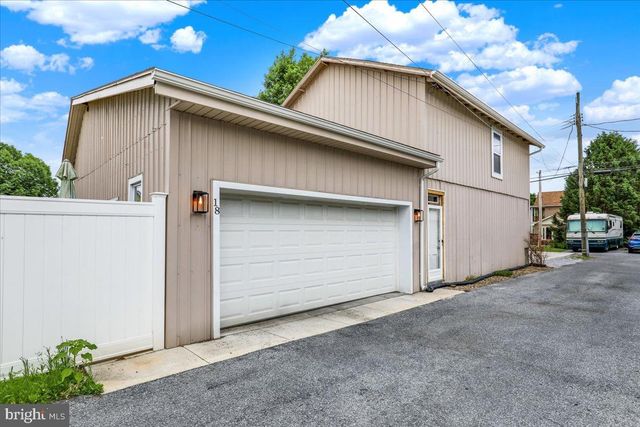 18 E MAPLE ST, Cleona, PA 17042
