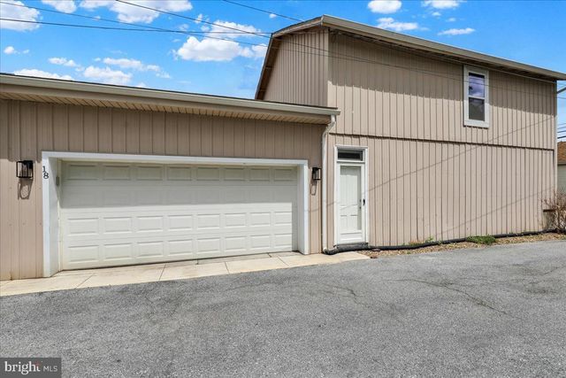 18 E MAPLE ST, Cleona, PA 17042