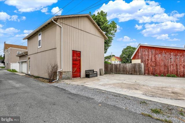 18 E MAPLE ST, Cleona, PA 17042