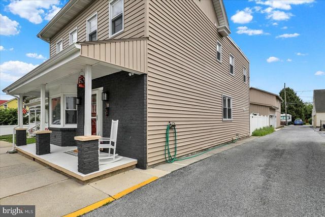 18 E MAPLE ST, Cleona, PA 17042