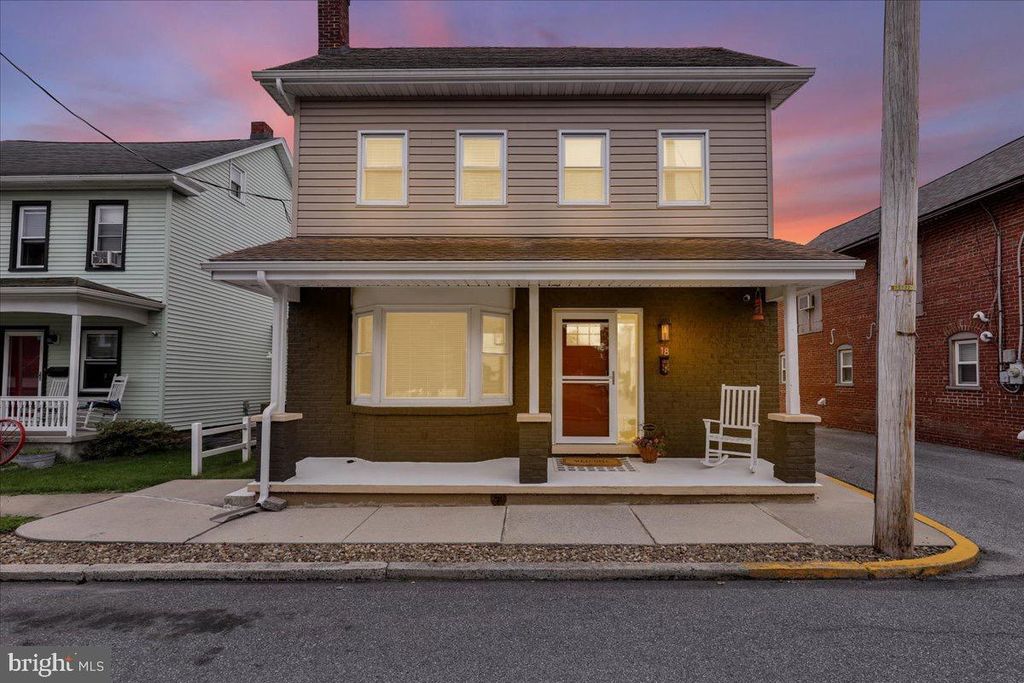 18 E MAPLE ST, Cleona, PA 17042