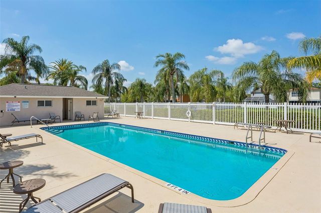 425 KENSINGTON LAKE CIRCLE, Brandon, FL 33511