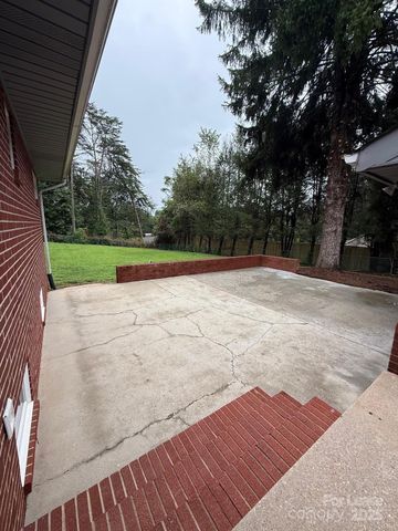 824 Hawthorne Drive, Lenoir, NC 28645