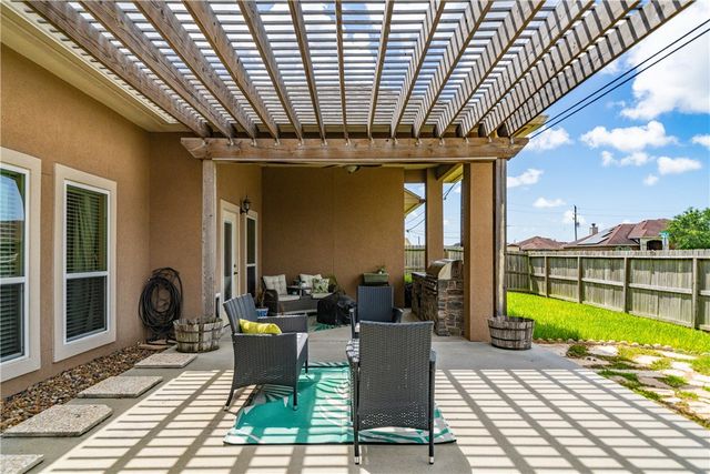 7513 E Lake Dr, Corpus Christi, TX 78414