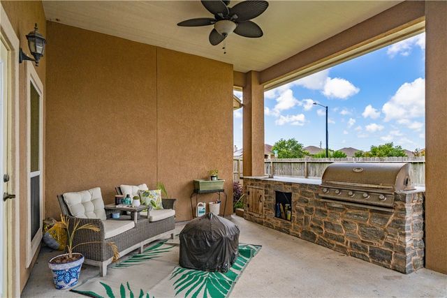 7513 E Lake Dr, Corpus Christi, TX 78414
