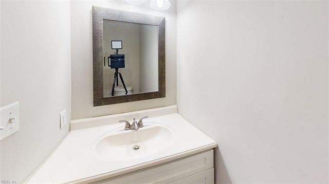 81 N Lake LOOP, Hampton, VA 23666