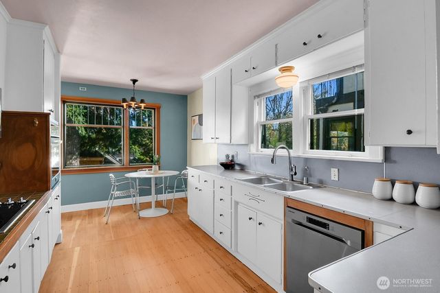 8024 16th Avenue NE, Seattle, WA 98115