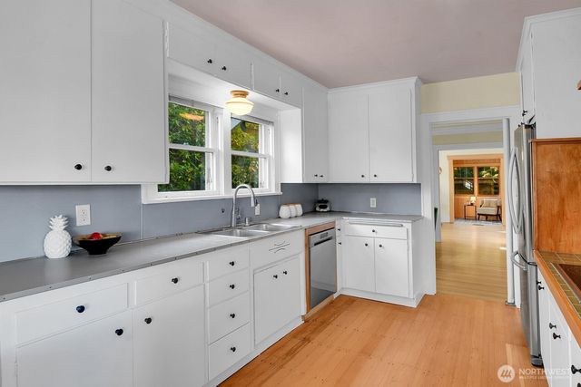 8024 16th Avenue NE, Seattle, WA 98115