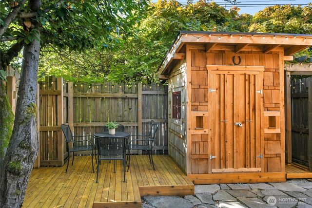 8024 16th Avenue NE, Seattle, WA 98115