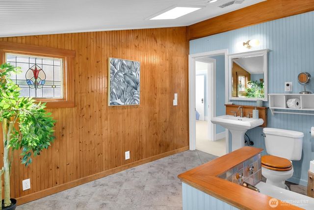 8024 16th Avenue NE, Seattle, WA 98115