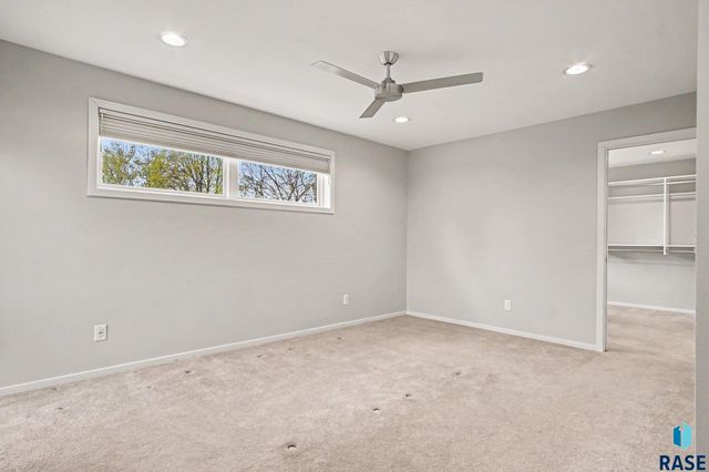 1916 S Austin Dr Drive, Sioux Falls, SD 57105