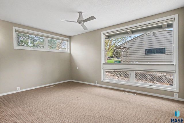1916 S Austin Dr Drive, Sioux Falls, SD 57105