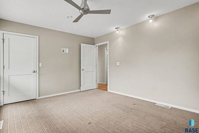 1916 S Austin Dr Drive, Sioux Falls, SD 57105