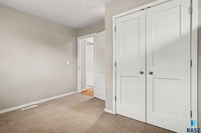 1916 S Austin Dr Drive, Sioux Falls, SD 57105