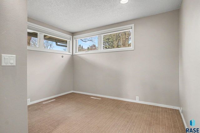 1916 S Austin Dr Drive, Sioux Falls, SD 57105