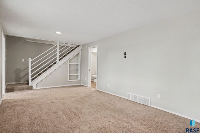 1916 S Austin Dr Drive, Sioux Falls, SD 57105