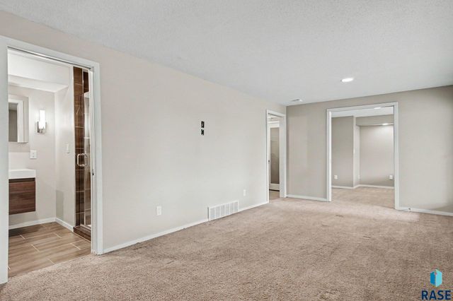 1916 S Austin Dr Drive, Sioux Falls, SD 57105