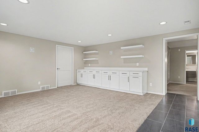 1916 S Austin Dr Drive, Sioux Falls, SD 57105