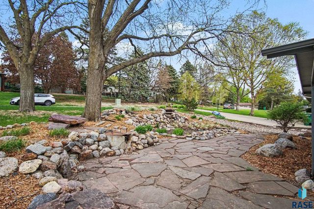 1916 S Austin Dr Drive, Sioux Falls, SD 57105